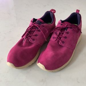 💁‍♀️Nike Women’s Suede Roshe Run Sneakers 7.5